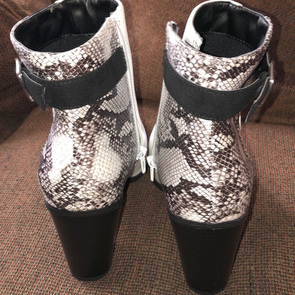 Snakeskin patterned booties - Picture 2 of 2